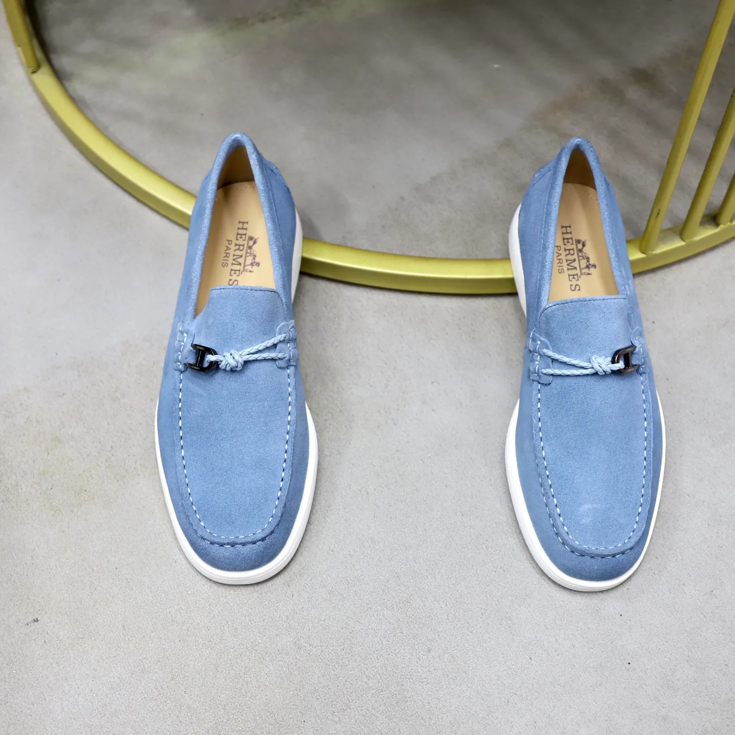 Ex-factory price: 540💰Hermès/Hermès slip-on men's shoes. This shoe is made of imported cow suede leather, with simple and smooth lines, and a 3CM rubber foam ultra-light sole combined with aerodynamic design! Youthful and fashionable, H button decoration, contrasting leather embellishment on the heel, calf lining to gently wrap your feet, with embossed logo cowhide feet, leather rock strips, casual and urban style, highlighting youthful vitality, sports and leisure version, super versatile Size number: 38-39-40-41-42-43-44 Standard leather shoe size (45 can be customized but does not support returns)